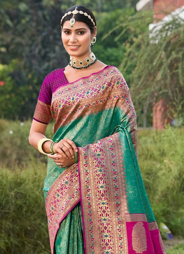Emerald_Green_Pink_Contrast_Silk_Zari_Woven_Heavy_Pallu_Saree_For_Women
