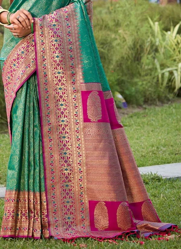 Emerald_Green_Pink_Contrast_Silk_Zari_Woven_Heavy_Pallu_Saree_For_Women