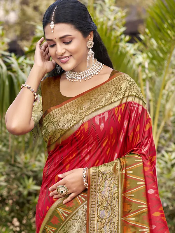 Wine_Red_Jacquard_Woven_Saree_Olive_Gold_Border_Heavy_Pallu_For_Women