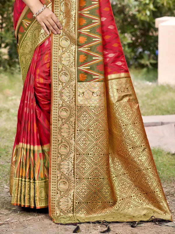 Wine_Red_Jacquard_Woven_Saree_Olive_Gold_Border_Heavy_Pallu_For_Women