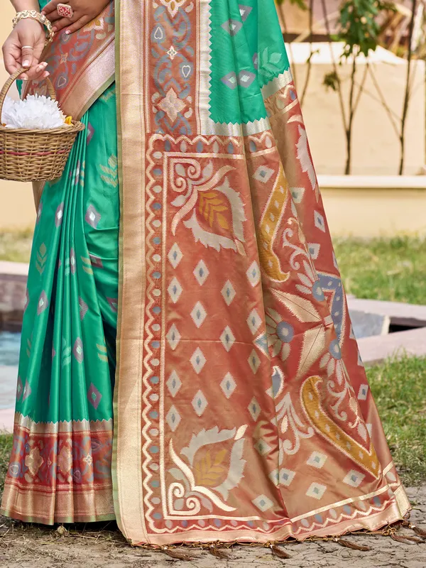 Emerald_Green_Brown_Silk_Woven_Contrast_Border_Designer_Pallu_Saree_For_Women