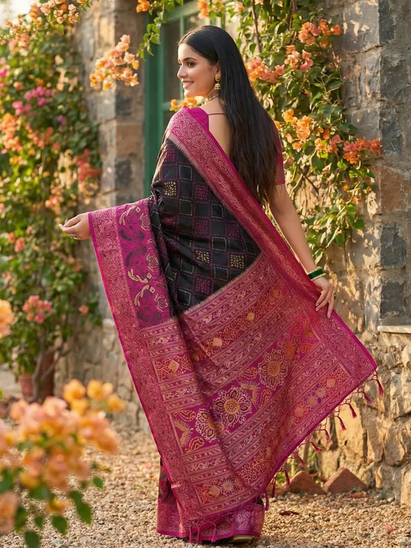 Black_Magenta_Silk_Woven_Contrast_Border_Pallu_Saree_For_Women
