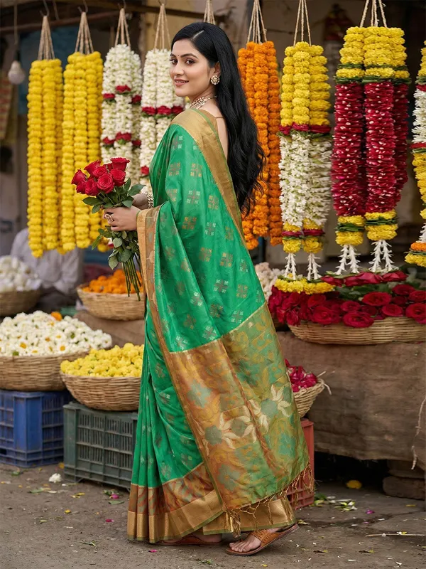 Emerald_Green_Gold_Contrast_Silk_Woven_Printed_Pallu_Saree_For_Women