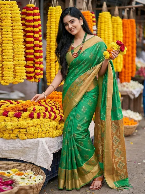 Emerald_Green_Gold_Contrast_Silk_Woven_Printed_Pallu_Saree_For_Women