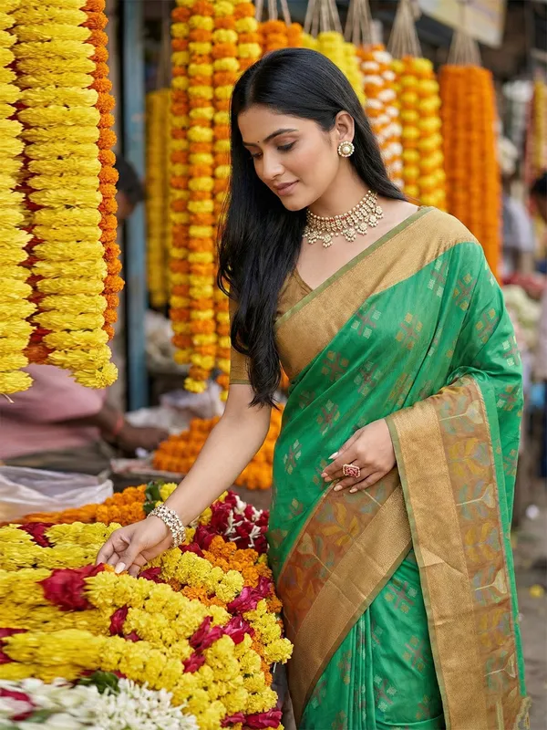 Emerald_Green_Gold_Contrast_Silk_Woven_Printed_Pallu_Saree_For_Women
