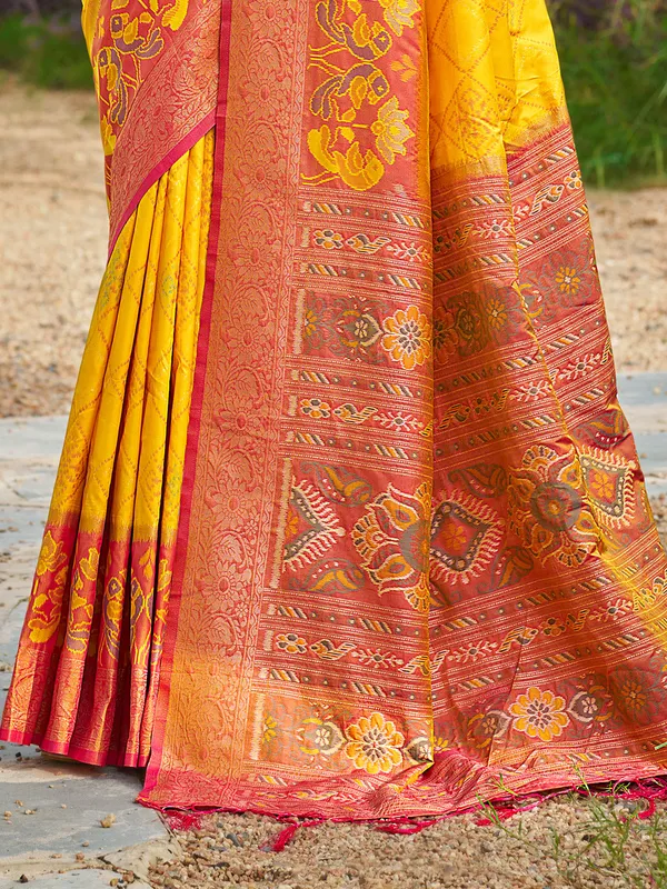 Yellow_Pochampalli_Silk_Ikat_Woven_Saree_For_Women