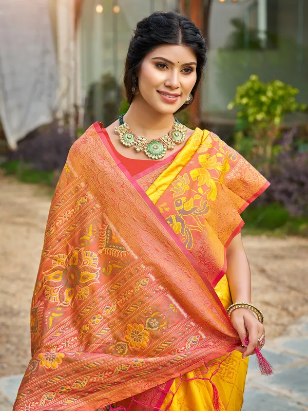 Yellow_Pochampalli_Silk_Ikat_Woven_Saree_For_Women