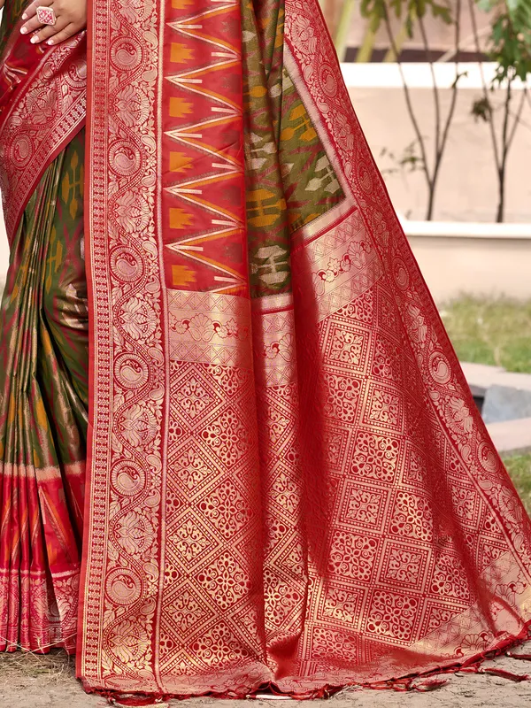 Mehendi_Green_Pochampalli_Silk_Ikat_Woven_Saree_For_Women