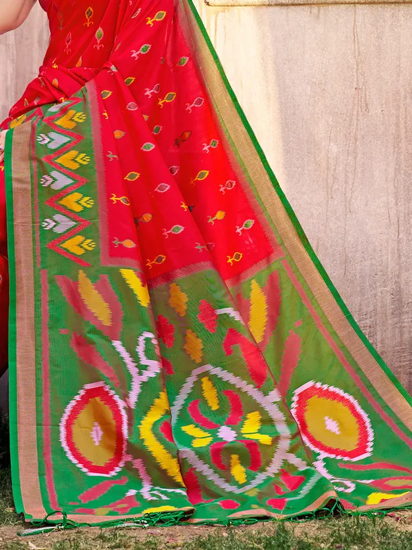 Red_Pochampalli_Silk_Ikkat_Woven_Saree_For_Women