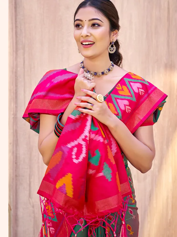 Grey_Pochampalli_Silk_Ikat_Woven_Saree_For_Women