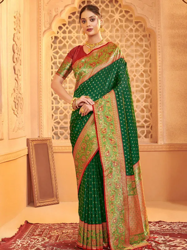 Dark_Green_Kanjivaram_Silk_Zari_Woven_Saree_For_Women