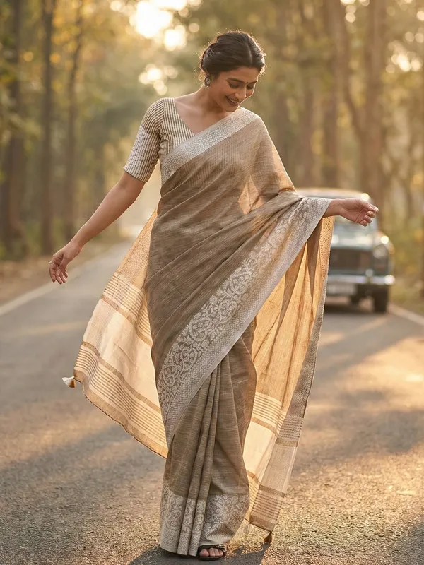Beige_Silver_Linen_Blend_Woven_Saree_For_Women