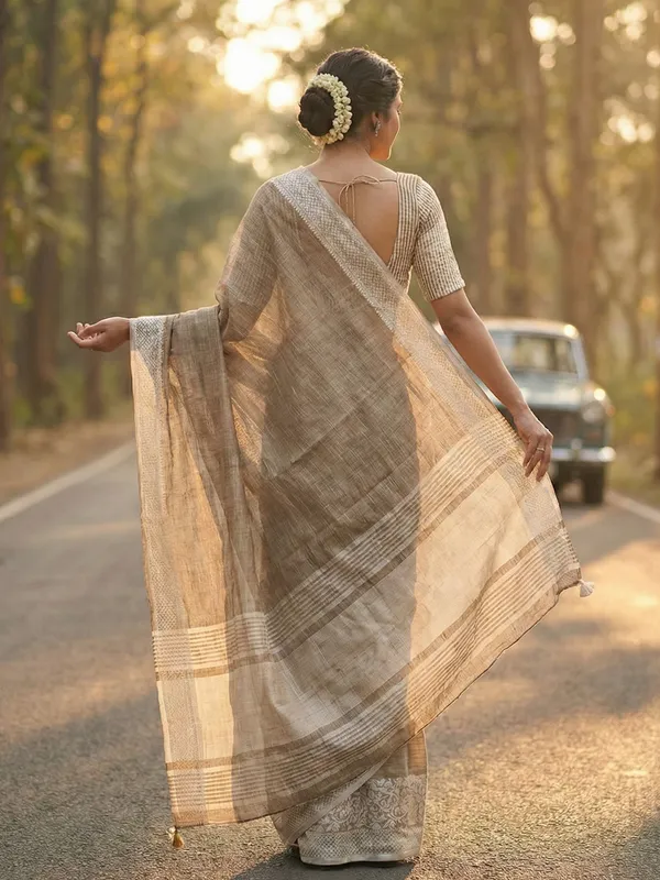 Beige_Silver_Linen_Blend_Woven_Saree_For_Women