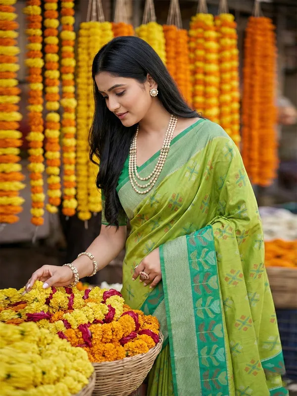 Light_Green_Pochampalli_Soft_Silk_Ikat_Woven_Saree_For_Women