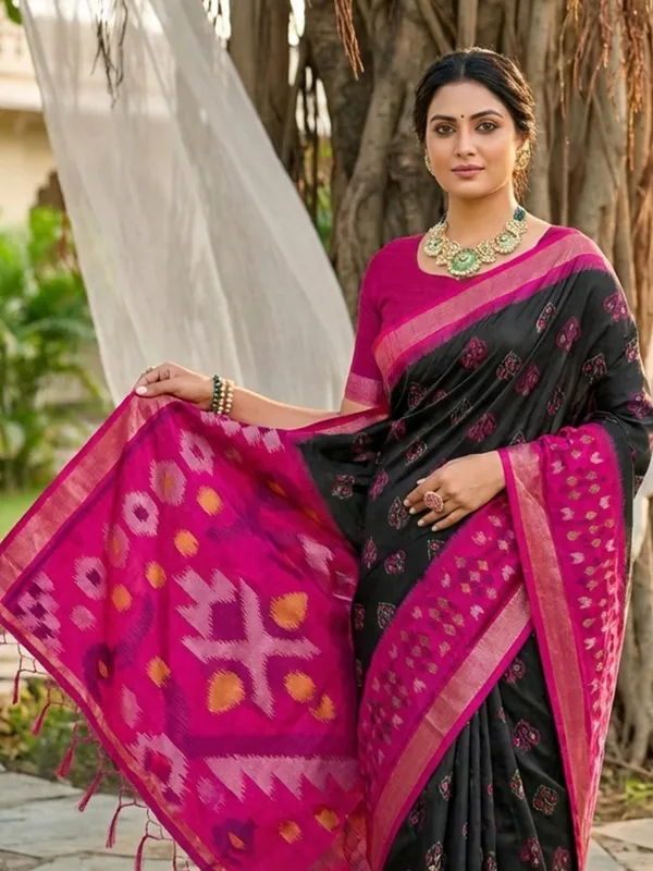 Black_Pochampalli_Silk_Ikat_Woven_Contrast_Border_Saree_For_Women