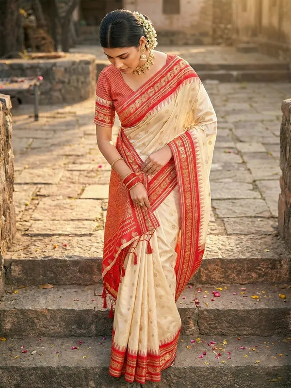 Cream_Banarasi_Silk_Golden_Zari_Floral_Jaal_Woven_Saree_For_Women