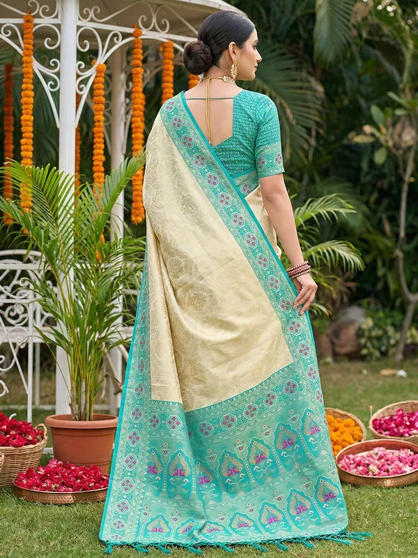 Cream_Turquoise_Kanjivaram_Soft_Silk_Zari_Border_Paisley_Pallu_Saree_For_Women