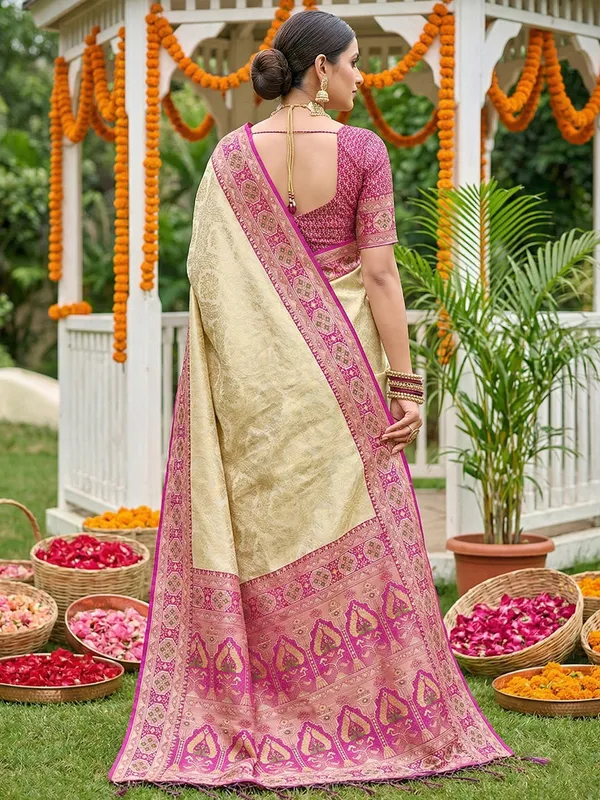 Cream_Magenta_Soft_Silk_Kanjivaram_Style_Zari_Paisley_Pallu_Saree_For_Women