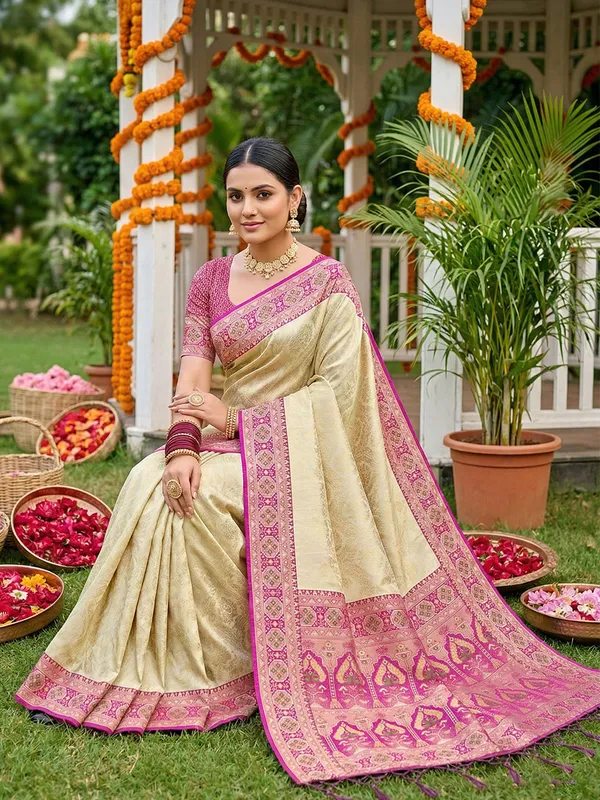 Cream_Magenta_Soft_Silk_Kanjivaram_Style_Zari_Paisley_Pallu_Saree_For_Women