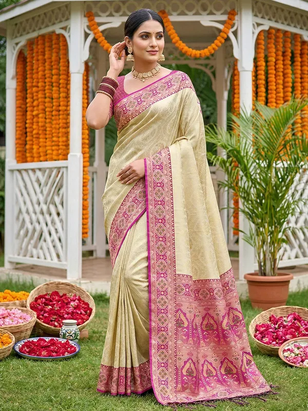 Cream_Magenta_Soft_Silk_Kanjivaram_Style_Zari_Paisley_Pallu_Saree_For_Women