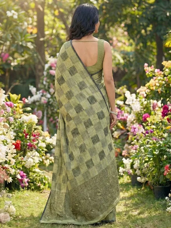 Olive_Green_Black_Checkered_Linen_Blend_Floral_Pallu_Saree_For_Women