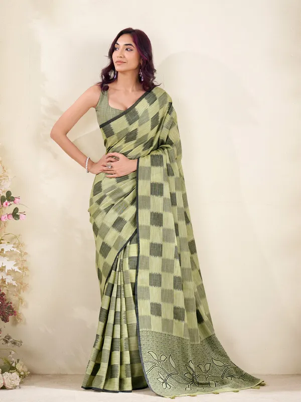Olive_Green_Linen_Checked_Floral_Pallu_Saree_For_Women