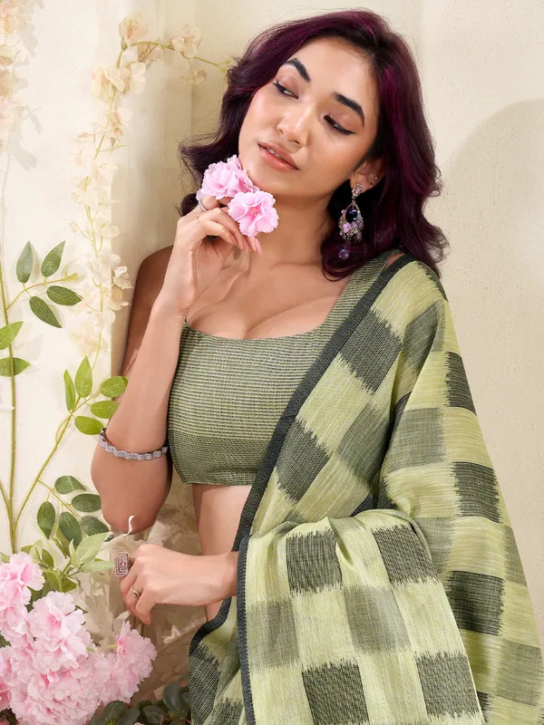 Olive_Green_Linen_Checked_Floral_Pallu_Saree_For_Women