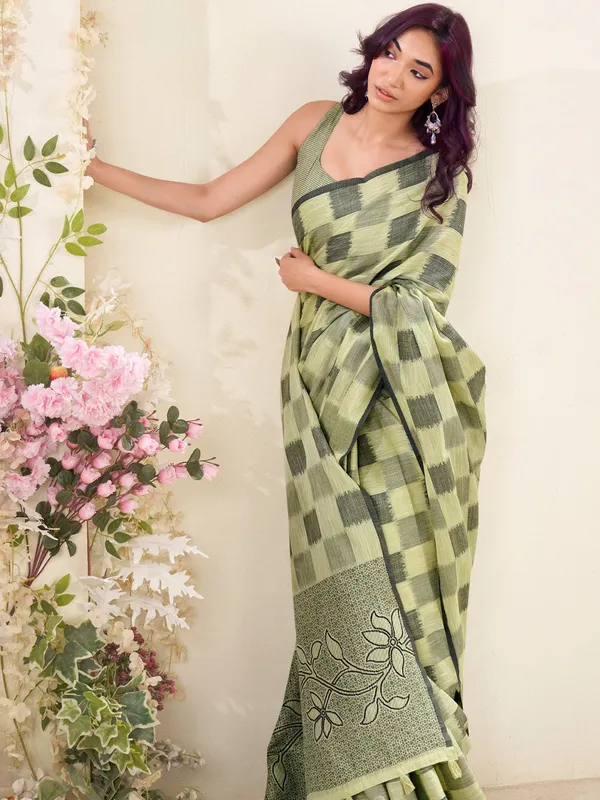 Olive_Green_Linen_Checked_Floral_Pallu_Saree_For_Women