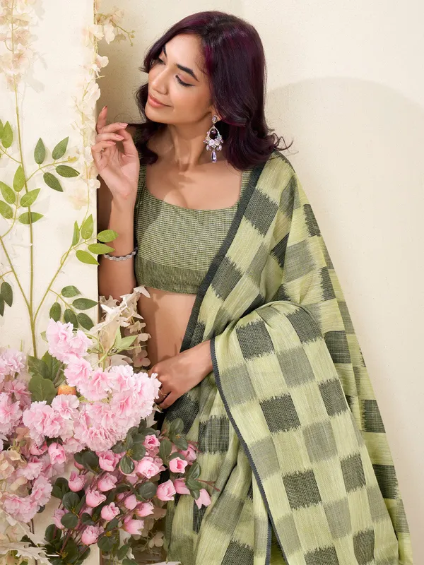 Olive_Green_Linen_Checked_Floral_Pallu_Saree_For_Women