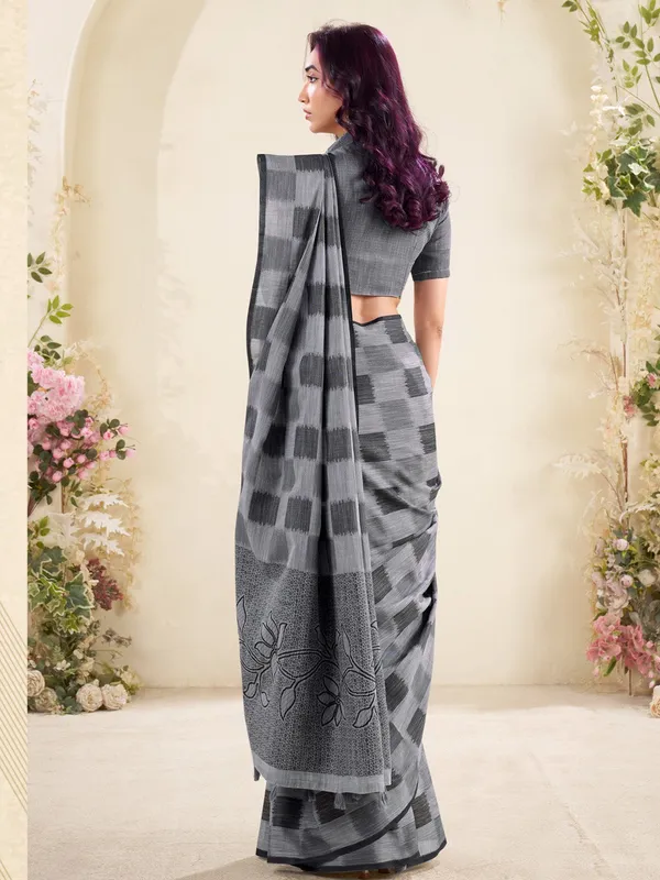 Grey_Black_Linen_Checked_Floral_Pallu_Saree_For_Women