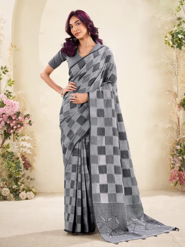 Grey_Black_Linen_Checked_Floral_Pallu_Saree_For_Women