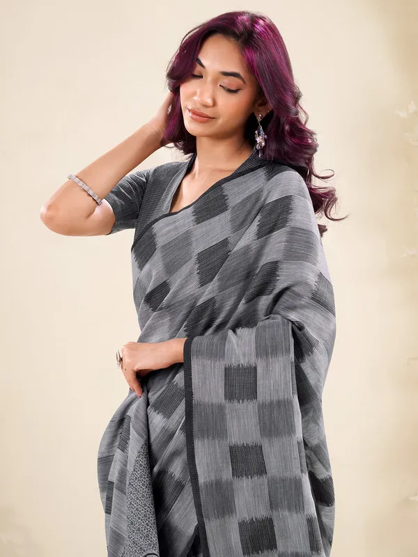 Grey_Black_Linen_Checked_Floral_Pallu_Saree_For_Women