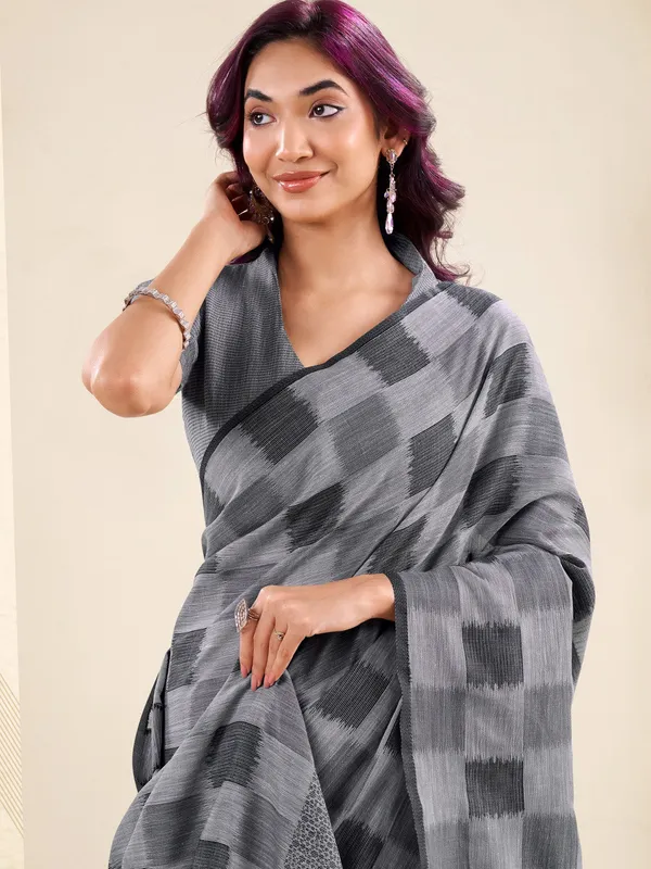 Grey_Black_Linen_Checked_Floral_Pallu_Saree_For_Women