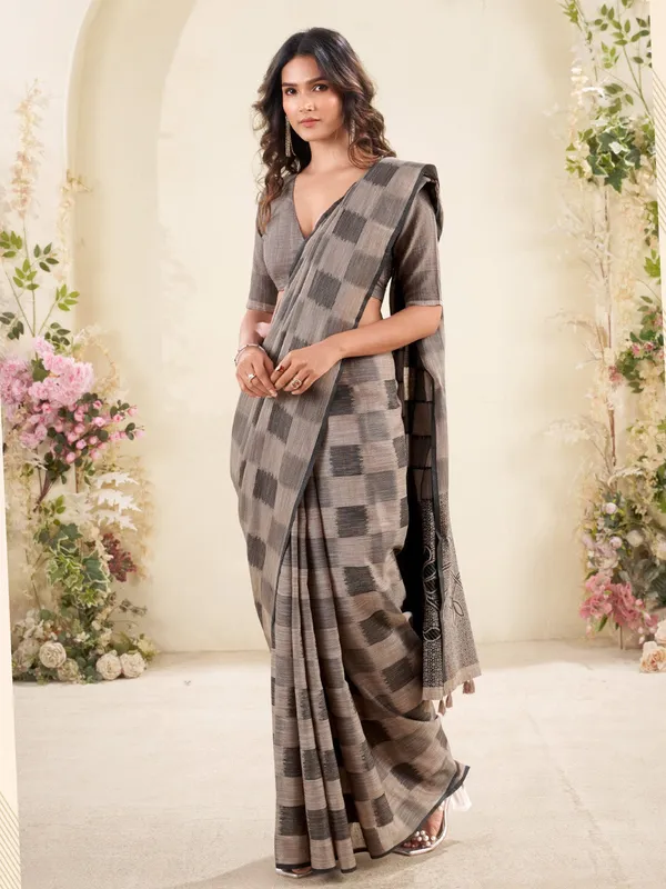 Taupe_Brown_Linen_Checked_Floral_Pallu_Saree_For_Women