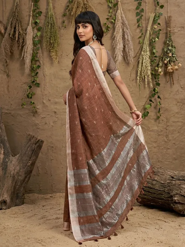 Coffee_Brown_Linen_Silver_Zari_Woven_Saree_For_Women