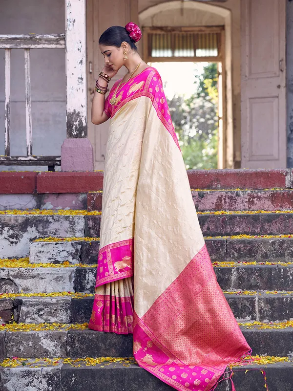 Cream_Soft_Silk_Rani_Pink_Border_Woven_Ethnic_Saree_For_Women