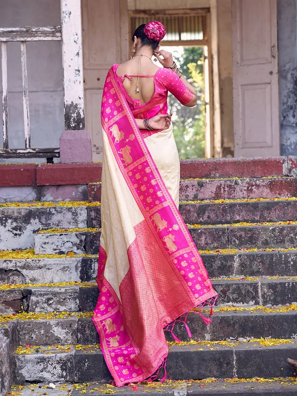 Cream_Soft_Silk_Rani_Pink_Border_Woven_Ethnic_Saree_For_Women
