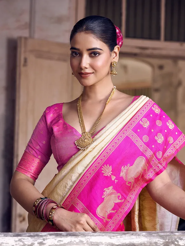 Cream_Soft_Silk_Rani_Pink_Border_Woven_Ethnic_Saree_For_Women