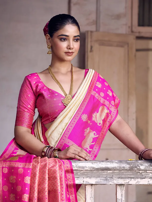 Cream_Soft_Silk_Rani_Pink_Border_Woven_Ethnic_Saree_For_Women
