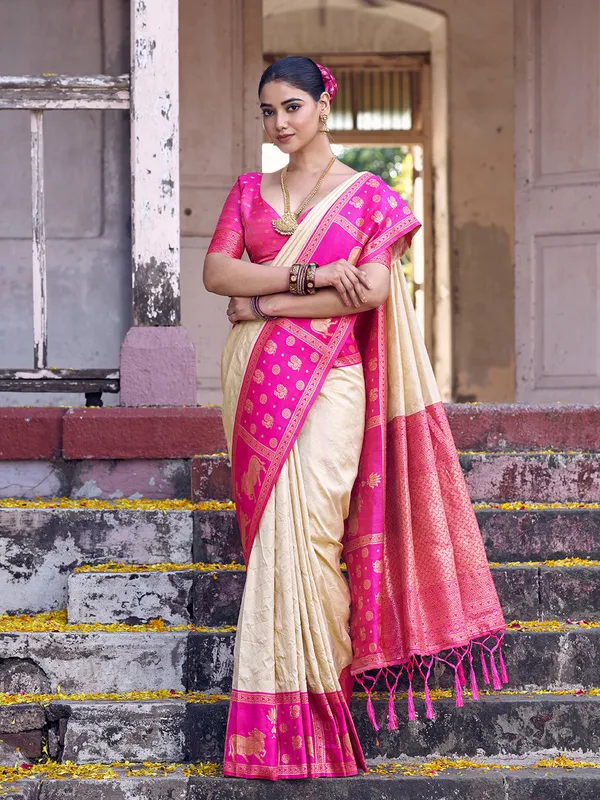 Cream_Soft_Silk_Rani_Pink_Border_Woven_Ethnic_Saree_For_Women