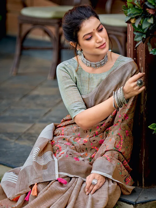 Beige_Linen_Embroidered_Tassel_Pallu_Saree_For_Women