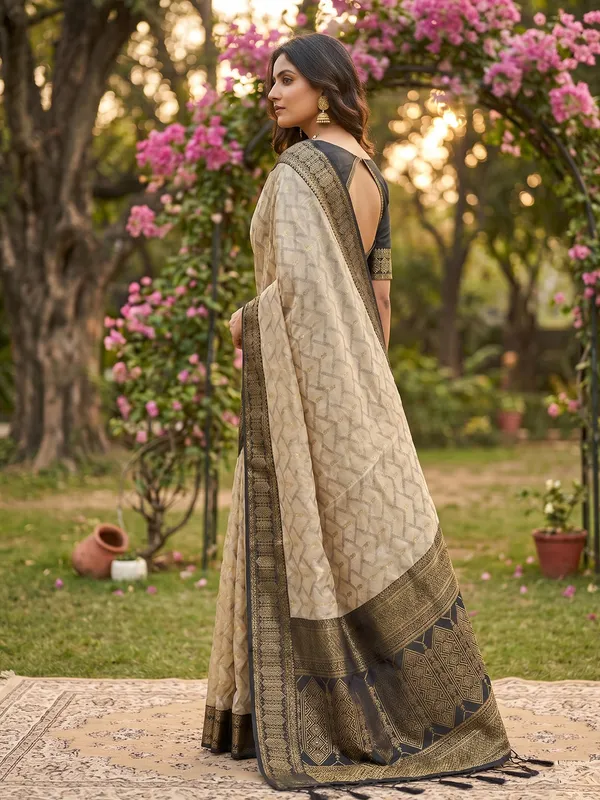 Linen_Black_Border_Woven_Ethnic_Saree_For_Women
