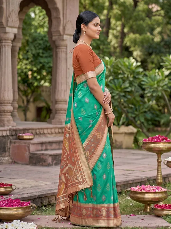 Green_Pochampalli_Silk_Ikat_Woven_Saree_For_Women