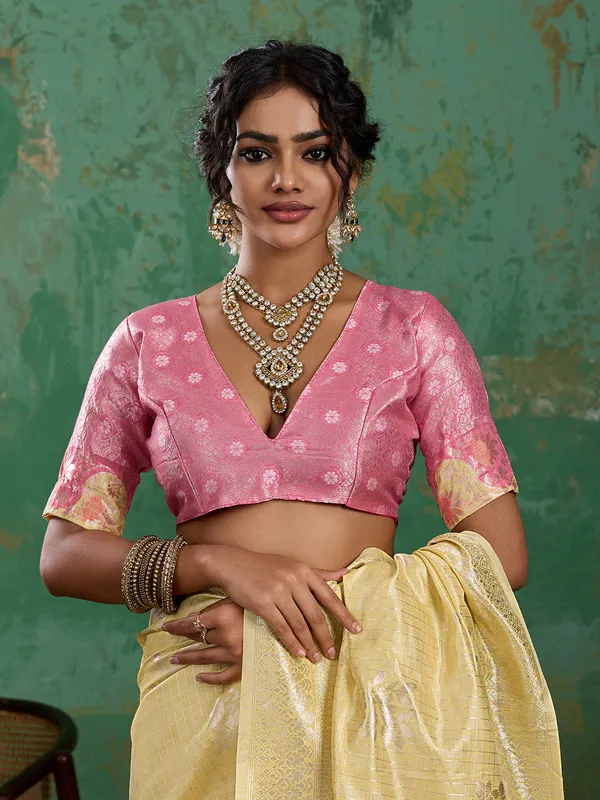 Yellow_Pink_Cotton_Silk_Floral_Buti_Saree_For_Women