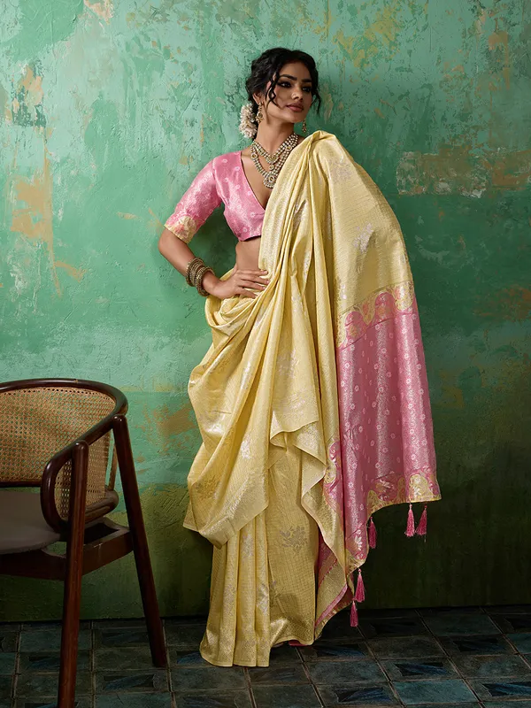 Yellow_Pink_Cotton_Silk_Floral_Buti_Saree_For_Women