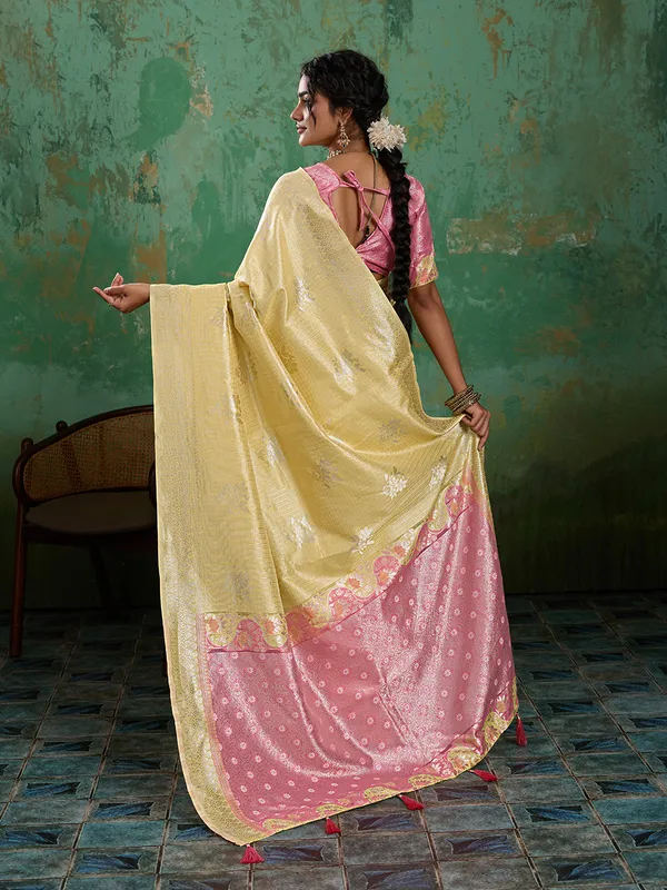 Yellow_Pink_Cotton_Silk_Floral_Buti_Saree_For_Women