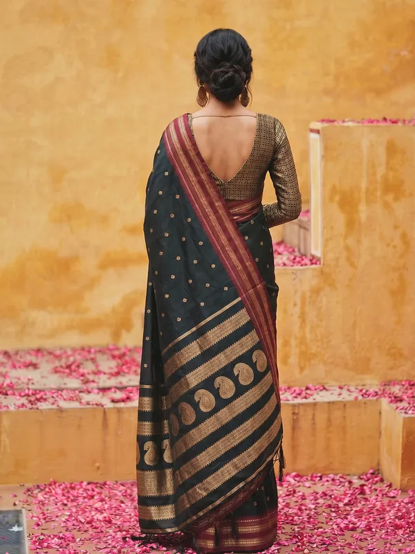 Black_Soft_Silk_Magenta_Gold_Zari_Border_Saree_For_Women