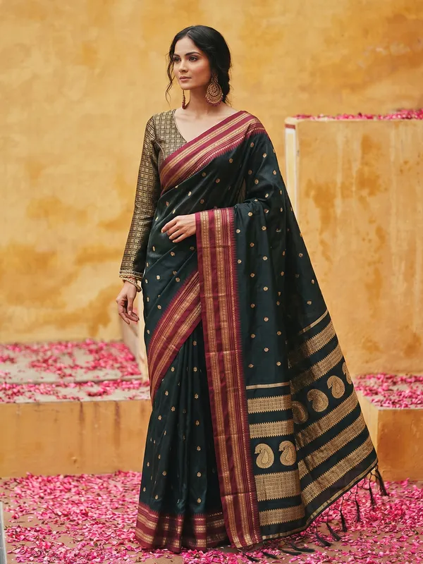 Black_Soft_Silk_Magenta_Gold_Zari_Border_Saree_For_Women