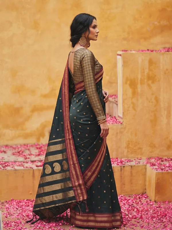 Black_Soft_Silk_Magenta_Gold_Zari_Border_Saree_For_Women