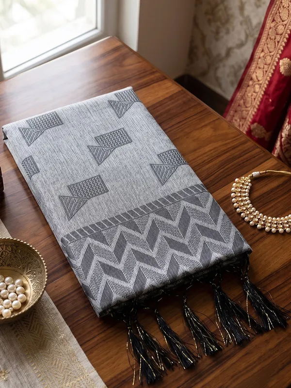Grey_Linen_Geometric_Woven_Saree_For_Women